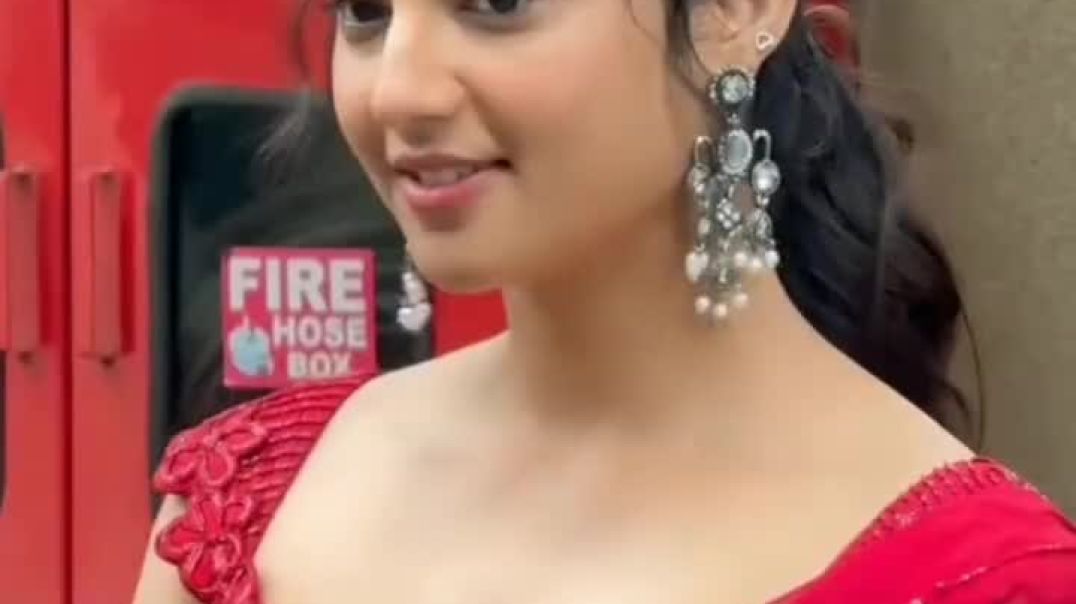 ⁣Pretty South Actress in red saree cute smile