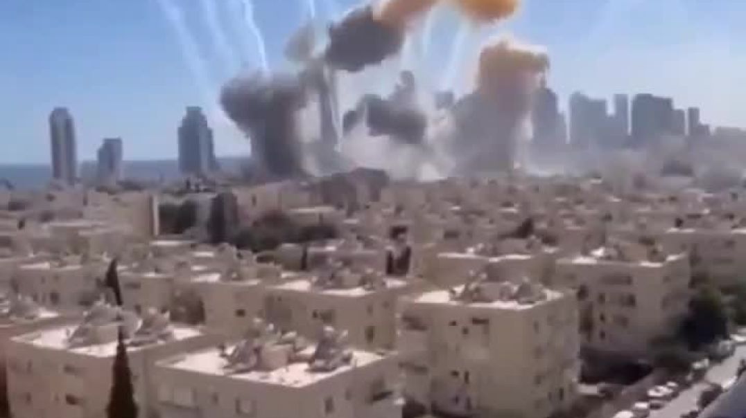 Footage of Iranian cluster warhead missiles hitting  Israel Tel Aviv earlier today